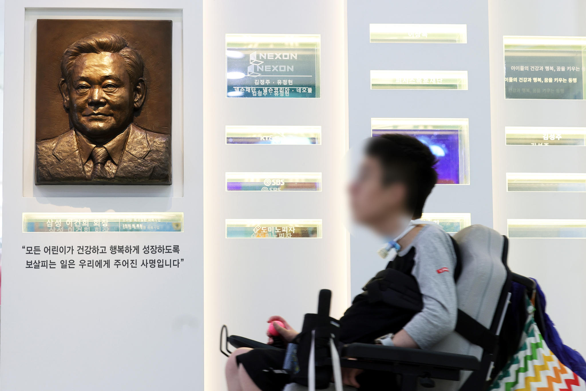 서울대 어린이병원 로비에 고 이건희 회장 부조가 설치돼 있는 모습. 장진영 기자