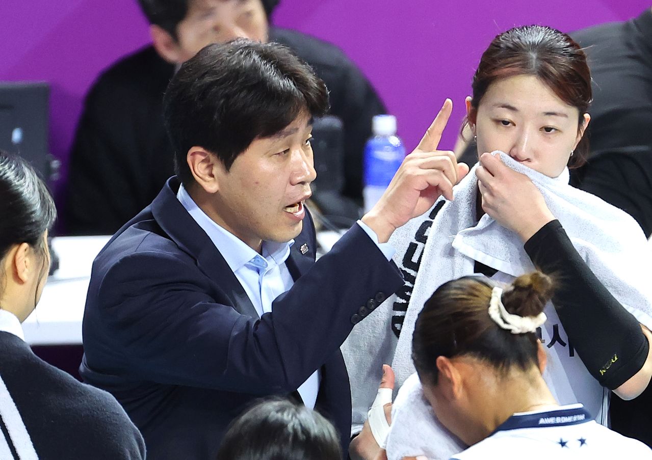 작전을 지시하는 김종민 도로공사 감독. 연합뉴스