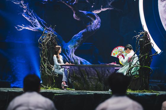 '운명전쟁49'의 한 장면. 노슬비와 지선도령이 서로의 점사를 보는 맞대결을 펼치고 있다. [사진 디즈니플러스]