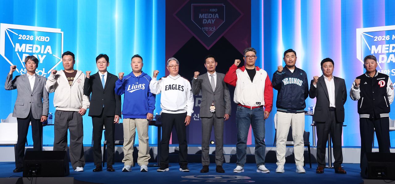 선전을 다짐하는 프로야구 감독들. 왼쪽부터 키움 설종진, KIA 이범호, KT 이강철, 삼성 박진만, 한화 김경문, LG 염경엽, SSG 이숭용, NC 이호준, 롯데 김태형, 두산 김원형 감독. [뉴시스]