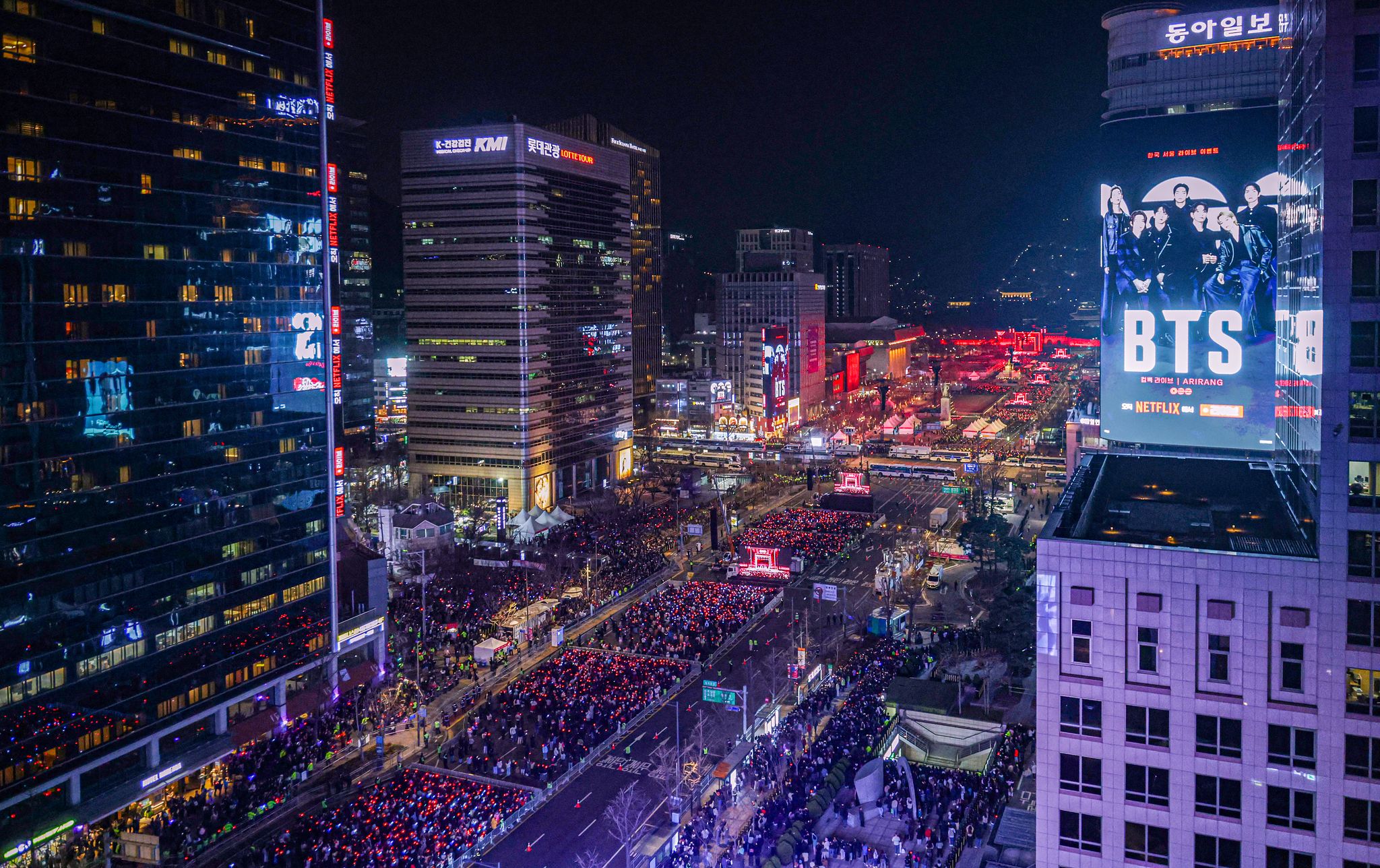 그룹 방탄소년단(BTS)이 지난 21일 서울 광화문 광장에서 정규 5집 ‘아리랑(ARIRANG)’ 발매를 기념해 무료 공연 ‘BTS 컴백 라이브: 아리랑(BTS THE COMEBACK LIVE|ARIRANG)’을 열고 있다. 연합뉴스