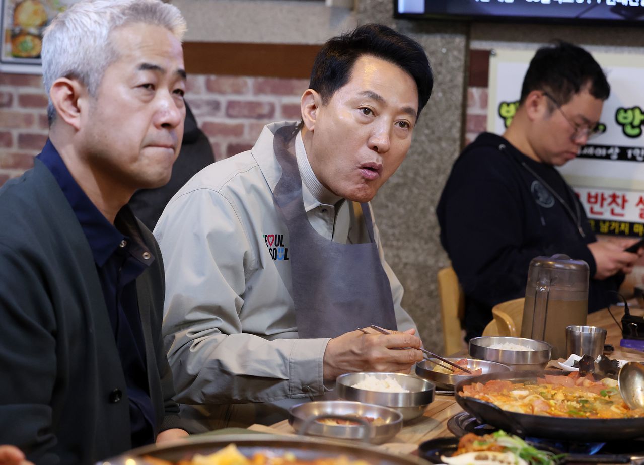 오세훈(가운데) 서울시장이 27일 소상공인 음식점 민생 현장 방문의 일환으로 서울 동대문구의 한 부대찌개 전문점을 찾아 사장 부부, 신용보증재단 관계자 등과 식사를 하고 있다. 뉴시스
