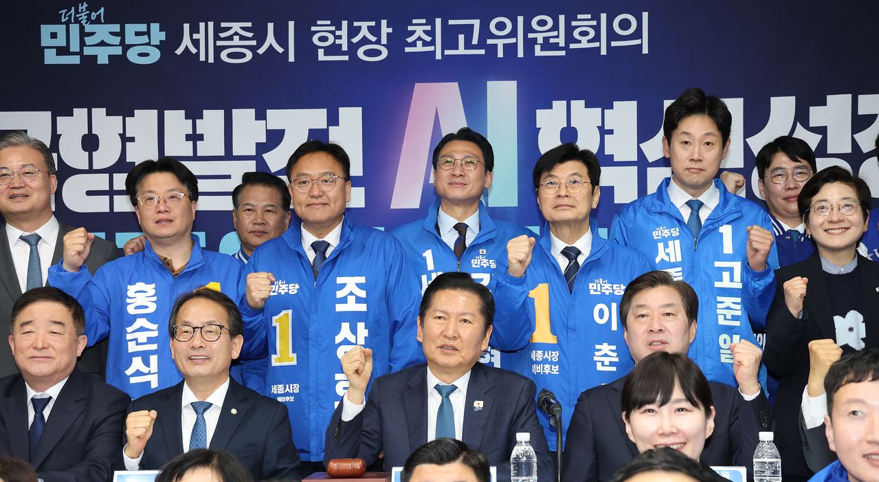 정청래 더불어민주당 대표가 27일 세종시 아름동 민주당 세종시당에서 열린 현장 최고위원회의를 마친 뒤 기념촬영을 하고 있다. 뉴스1