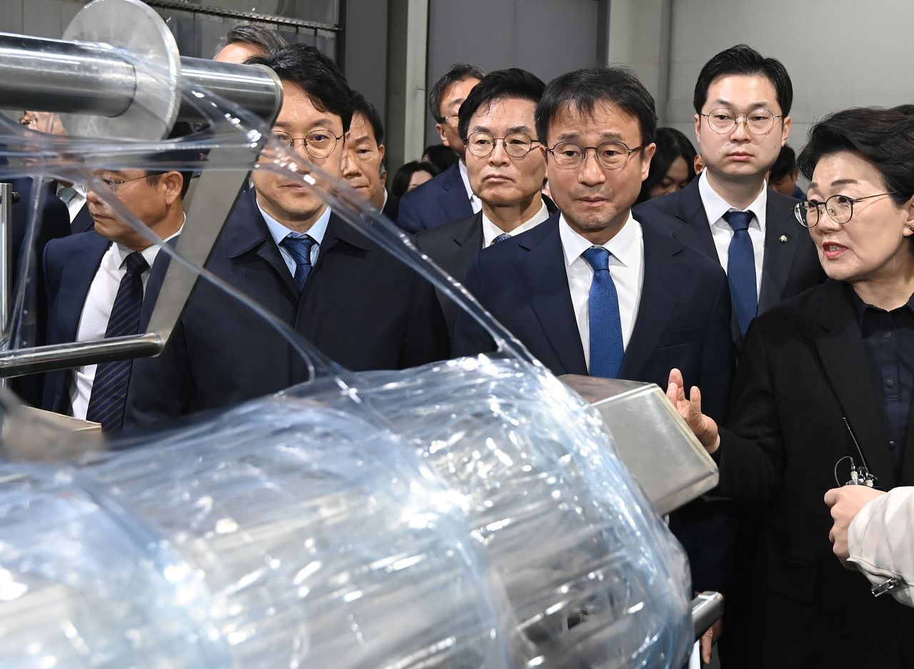 한병도 더불어민주당 원내대표가 27일 경기 광주시 한 플라스틱 제조업체에서 열린 '중동상황 민생현안 긴급 대응 및 상생협력을 위한 간담회'에 앞서 현장을 살펴보고 있다. 뉴시스