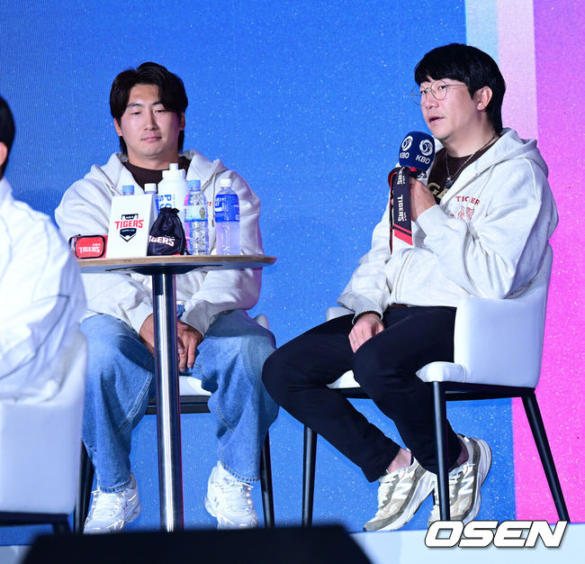 [OSEN=지형준 기자] 2026 신한 SOL KBO 리그 미디어데이&팬페스트 행사가 26일 서울 송파구 롯데호텔 월드에서 열렸다.2026 KBO 리그 정규 시즌은 오는 28일 인천(KIA-SSG), 잠실(LG-KT), 대구(삼성-롯데), 창원(NC-두산), 대전(한화-키움) 등 5개 구장에서 개막한다.KIA 나성범, 양현종이 질문에 답을 하고 있다. 2026.03.26/ jpnews@osen.co.kr