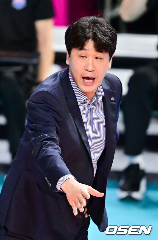 [OSEN=삼산체(인천), 박준형 기자] 13일 오후 인천 삼산월드체육관에서 진에어 2025-26 여자배구 V리그 흥국생명과 한국도로공사의 경기가 진행됐다.한국도로공사는 이날 경기에서 승리하면 남은 일정과 관계없이 정규리그 정상과 챔피언결정전 직행을 확정할 수 있다. 1세트 한국도로공사 김종민 감독이 작전을 지시하고 있다. 2026.03.13 / soul1014@osen.co.kr