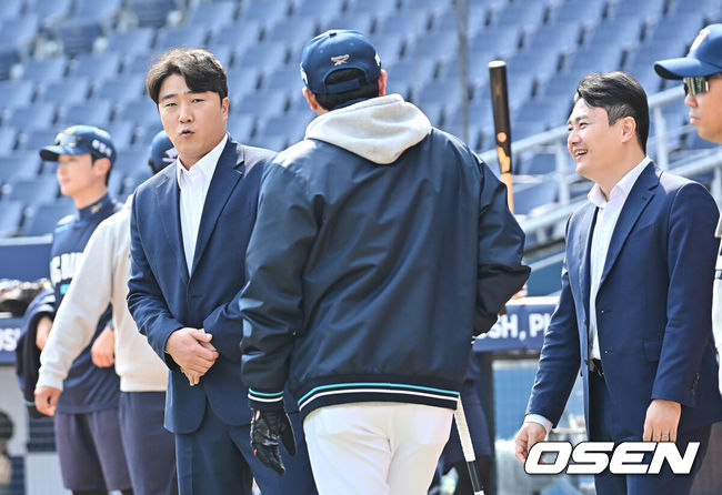 [OSEN=창원, 이석우 기자] 16일 창원NC파크에서 2026 신한 SOL KBO 리그 시범경기 NC 다이노스와 KIA 타이거즈의 경기가 열린다. 지난 12일 시작된 시범경기는 24일까지 진행되며, 각 팀이 12경기씩 총 60경기가 펼쳐진다.정훈 해설위원이 NC 다이노스 서재응 코치와 얘기를 하고 있다. 2026.03.16 / foto0307@osen.co.kr
