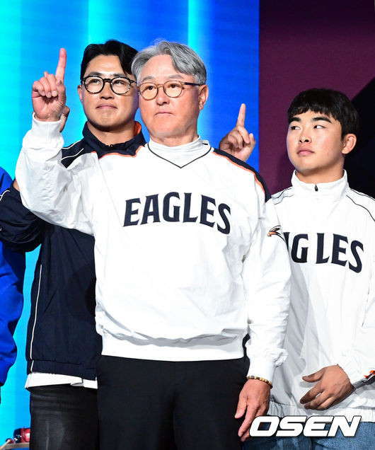 [OSEN=조은정 기자] 2026 신한 SOL KBO 리그 미디어데이&팬페스트 행사가 26일 서울 송파구 롯데호텔 월드에서 열렸다.2026 KBO 리그 정규 시즌은 오는 28일 인천(KIA-SSG), 잠실(LG-KT), 대구(삼성-롯데), 창원(NC-두산), 대전(한화-키움) 등 5개 구장에서 개막한다.한화 김경문 감독, 채은성, 문현빈이 포즈를 취하고 있다. 2026.03.26 /cej@osen.co.kr