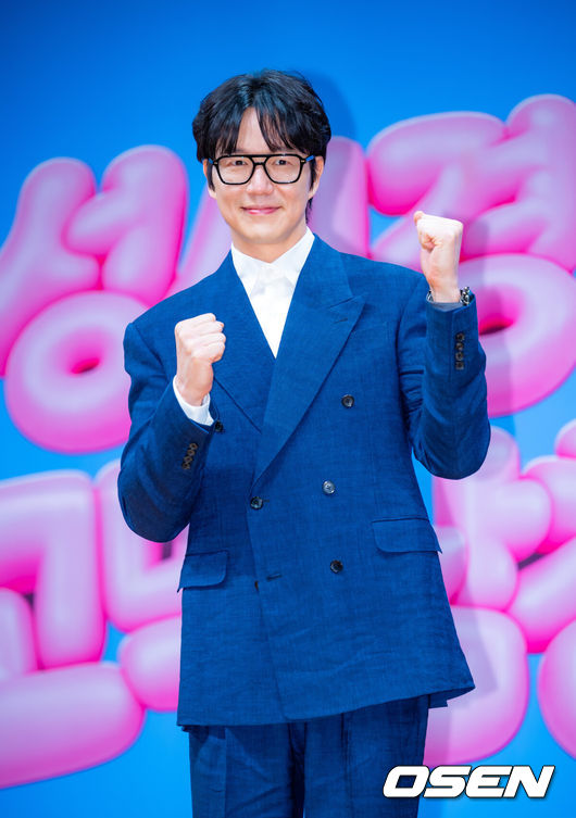 [OSEN=민경훈 기자] 27일 서울 여의도 KBS 신관에서 KBS 2TV '더 시즌즈-성시경의 고막남친' 제작발표회가 진행됐다.가수 성시경은 ‘더 시즌즈’ 9번째 시즌의 MC를 맡게됐다.성시경이 무대 위에서 포즈를 취하고 있다. 2026.03.27 / rumi@osen.co.kr