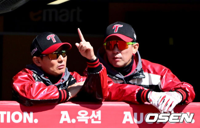 [OSEN=인천, 최규한 기자] 19일 인천 SSG랜더스필드에서 ‘2026 신한 SOL KBO리그’ 시범경기 SSG 랜더스와 LG 트윈스 경기가 열렸다. 홈팀 SSG는 타케다 쇼타, 방문팀 LG는 송승기를 선발로 내세웠다. 3회말 수비 때 LG 염경엽 감독과 김광삼 투수코치가 대화를 나누고 있다. 2026.03.19 / dreamer@osen.co.kr