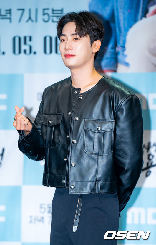 [OSEN=민경훈 기자] 3일 오후 서울 마포구 상암동 MBC 골든마우스홀에서 MBC 새 일일드라마 ‘용감무쌍 용수정’가 제작발표회가 열렸다.오는6일첫 방송될MBC새 일일드라마‘용감무쌍 용수정(약칭 용수정)’은 현대판 거상(巨商)임상옥을 꿈꾸는 거침없는 상여자 용수정(엄현경 분)과 그에게 운명을 맡긴 악바리 짠돌이 여의주(서준영 분)가 함께하는 화끈하고 통쾌한 로맨스 복수극.배우 권화운이 입장하며 포즈를 취하고 있다. 2024.05.03 /rumi@osen.co.kr