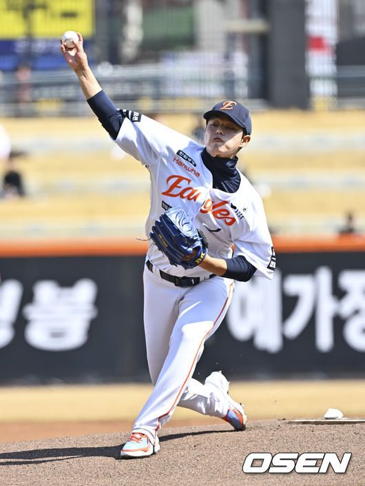 [OSEN=대전, 박준형 기자] 20일 오후 대전 한화생명볼파크에서 2026 신한 SOL KBO 리그 시범경기 한화 이글스와 KIA 타이거즈의 경기를 진행됐다.전날 한화는 4-5로 끌려가다 9회말 허인서의 동점 홈런과 김태연의 끝내기 홈런으로 7-5 역전승을 거두고 2연패를 끊었다.1회초 한화 선발투수 문동주가 역투하고 있다.   2026.03.20 / soul1014@osen.co.kr