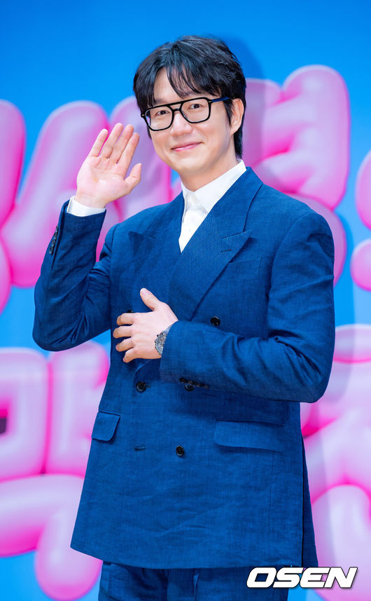 [OSEN=민경훈 기자] 27일 서울 여의도 KBS 신관에서 KBS 2TV '더 시즌즈-성시경의 고막남친' 제작발표회가 진행됐다.가수 성시경은 ‘더 시즌즈’ 9번째 시즌의 MC를 맡게됐다.성시경이 무대 위에서 포즈를 취하고 있다. 2026.03.27 / rumi@osen.co.kr