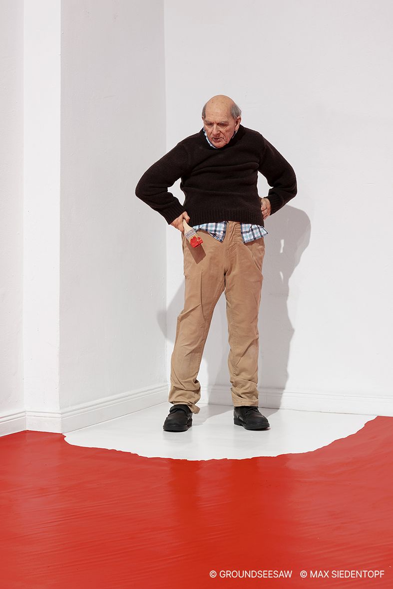 바닥에 페인트칠을 하다 나갈 곳 없이 코너에 몰린 노인을 표현한 조각 설치작 'Zeitgeist'. 사진 그라운드시소 