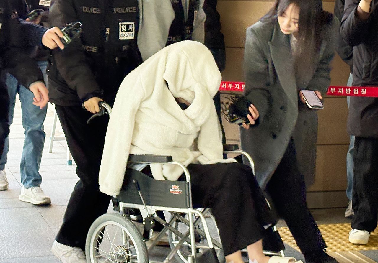 약물을 투약한 상태로 차량을 몰다 포대교 난간을 뚫고 추락한 30대 여성 B씨가 지난달 27일 서울서부지법에서 열린 구속 전 피의자 심문(영장실질심사)에 휠체어를 타고 출석하고 있다. B씨는 지난달 25일 오후 8시 44분쯤 포르쉐 SUV를 몰고 반포대교를 달리다 난간을 들이받고 잠수교 인근 한강 둔치로 추락한 혐의를 받는다. 뉴스1