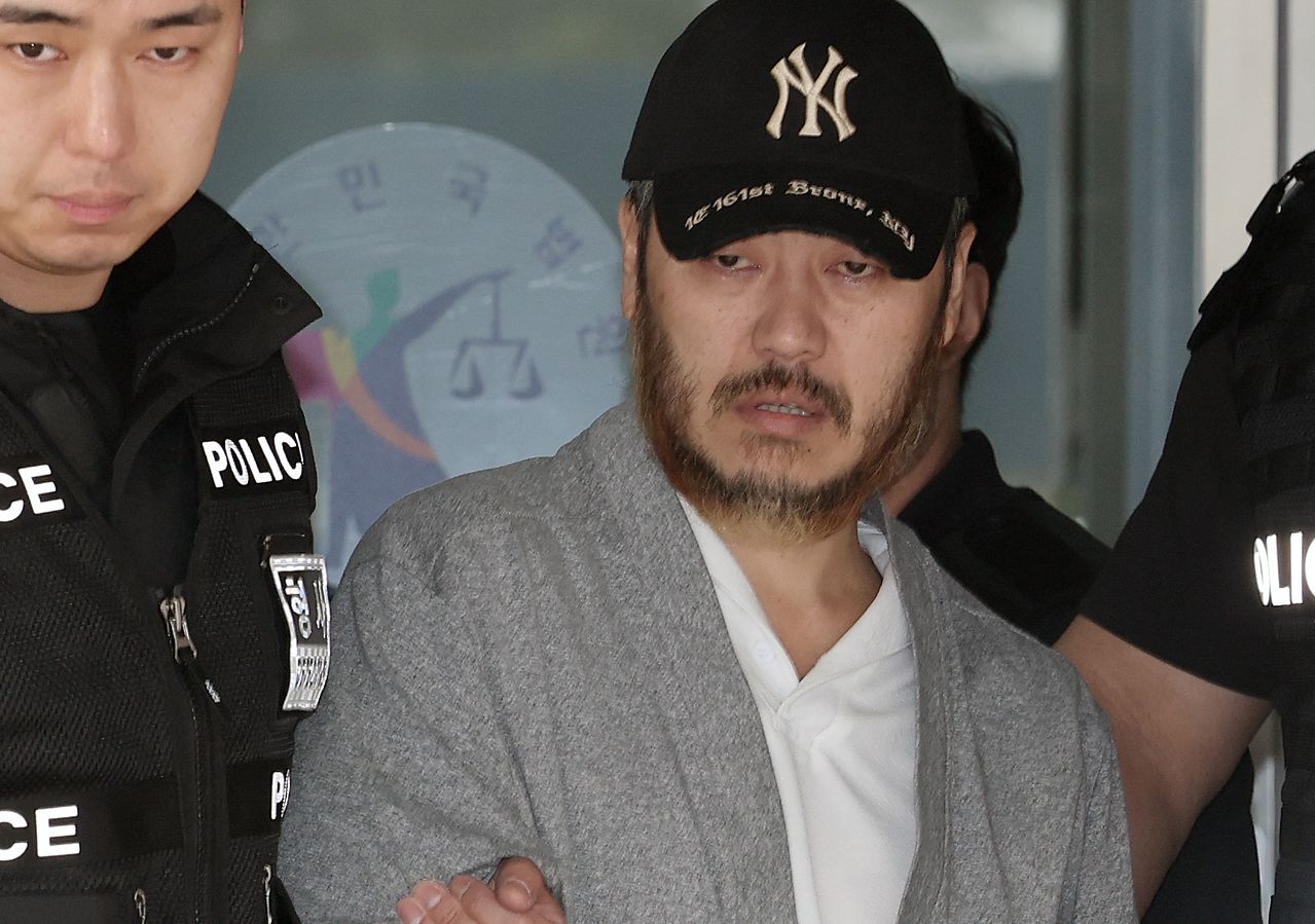 '마약왕' 박왕열(48)이 27일 경기 의정부시 의정부지방법원에서 열린 구속 전 피의자심문(영장실질심사)을 마친 후 법정을 나서고 있다. 뉴스1