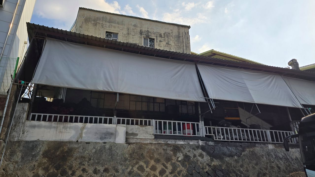 지난 25일 대전시 대덕구 대화동 안전공업 2공장(대화공장) 뒤편에 검은 기름때가 잔뜩 묻은 포댓자루와 폐유를 보관하는 철제 드럼통이 위태롭게 쌓여 있다. 신진호 기자