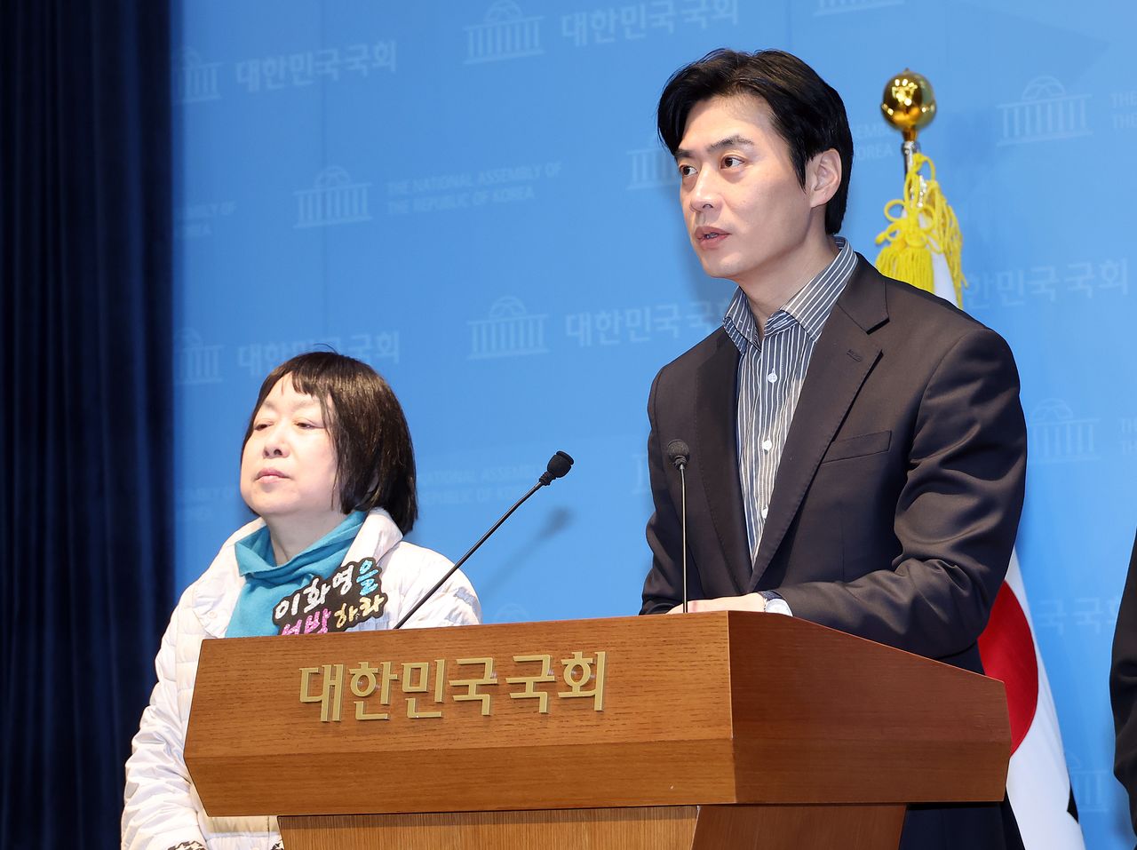 한준호 민주당 의원이 27일 기자회견을 열고 "검찰의 조작 수사 실체가 드러났다"며 "국회 국정조사를 통한 진실 규명과 이화영 전 경기도 부지사의 석방을 촉구"하고 있다. 왼쪽은 이화영 전 부지사의 아내인 백정화 씨. 연합뉴스