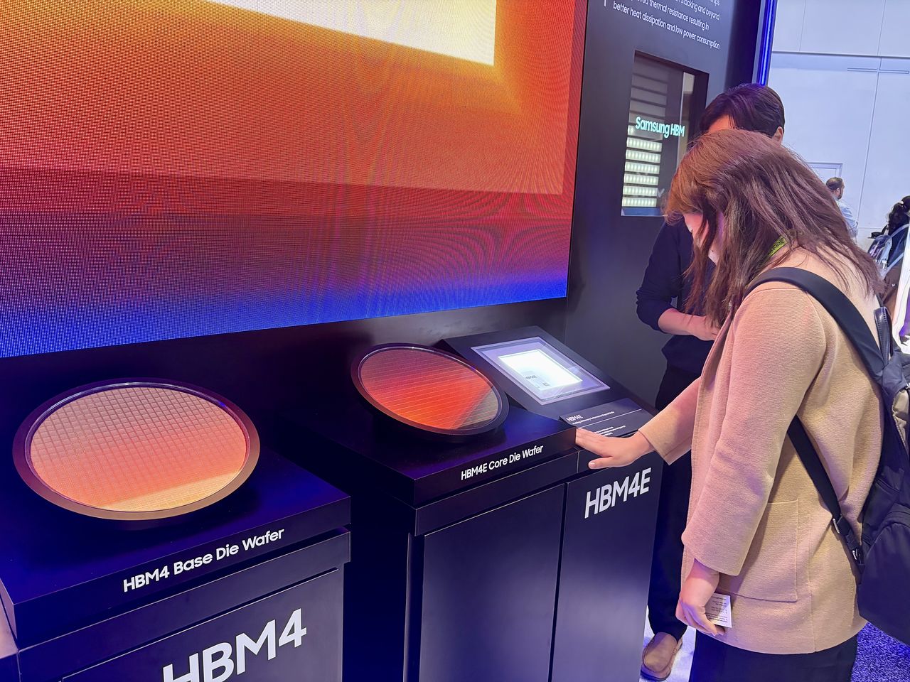 지난 16일(현지시간) 미국 캘리포니아주 새너제이 컨벤션센터에서 진행된 엔비디아의 연례 개발자회의 'GTC 2026'에 마련된 삼성전자 전시장에서 한 관객이 삼성전자의 7세대 고대역폭메모리(HBM) 'HBM4E' 시제품을 살펴보고 있다. 연합뉴스