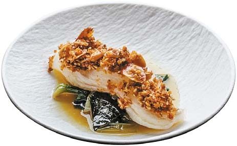  독일식 생선 요리(사진 오른쪽)를 광어로 재해석한 요리.