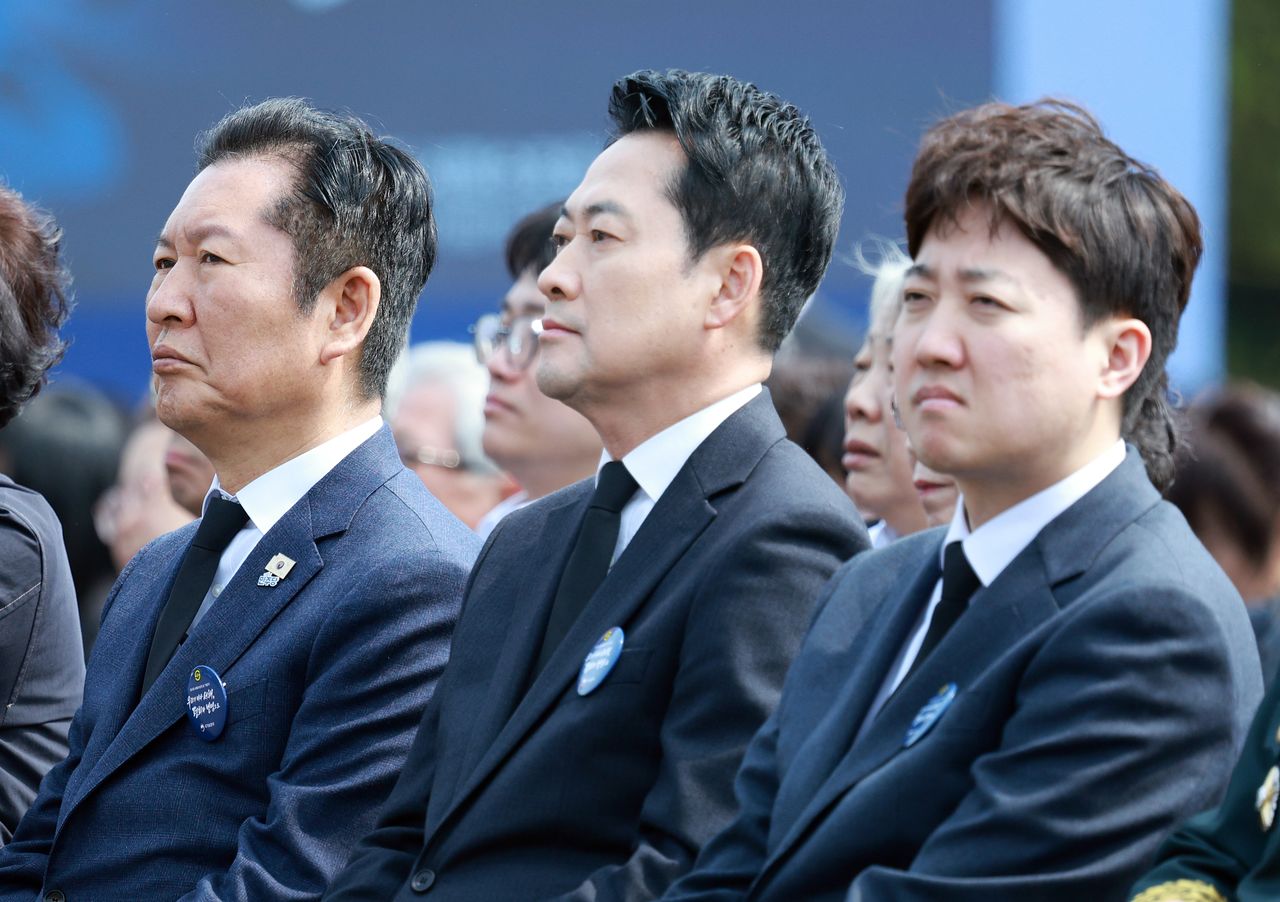 정청래 더불어민주당 대표, 장동혁 국민의힘 대표, 이준석 개혁신당 대표가 27일 국립대전현충원에서 열린 제11회 서해수호의 날 기념식에서 이재명 대통령의 기념사를 듣고 있다. 뉴스1
