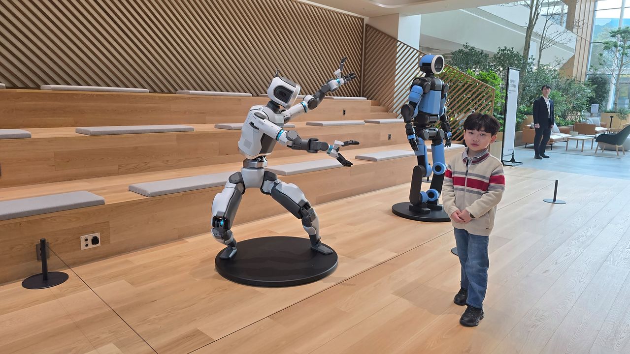 초등학생 주주인 김다온(9)군도 주총장을 찾아 현대차의 휴머노이드 로봇 ‘아틀라스’ 모형을 살펴보고 인증샷을 남겼다. 이수정 기자
