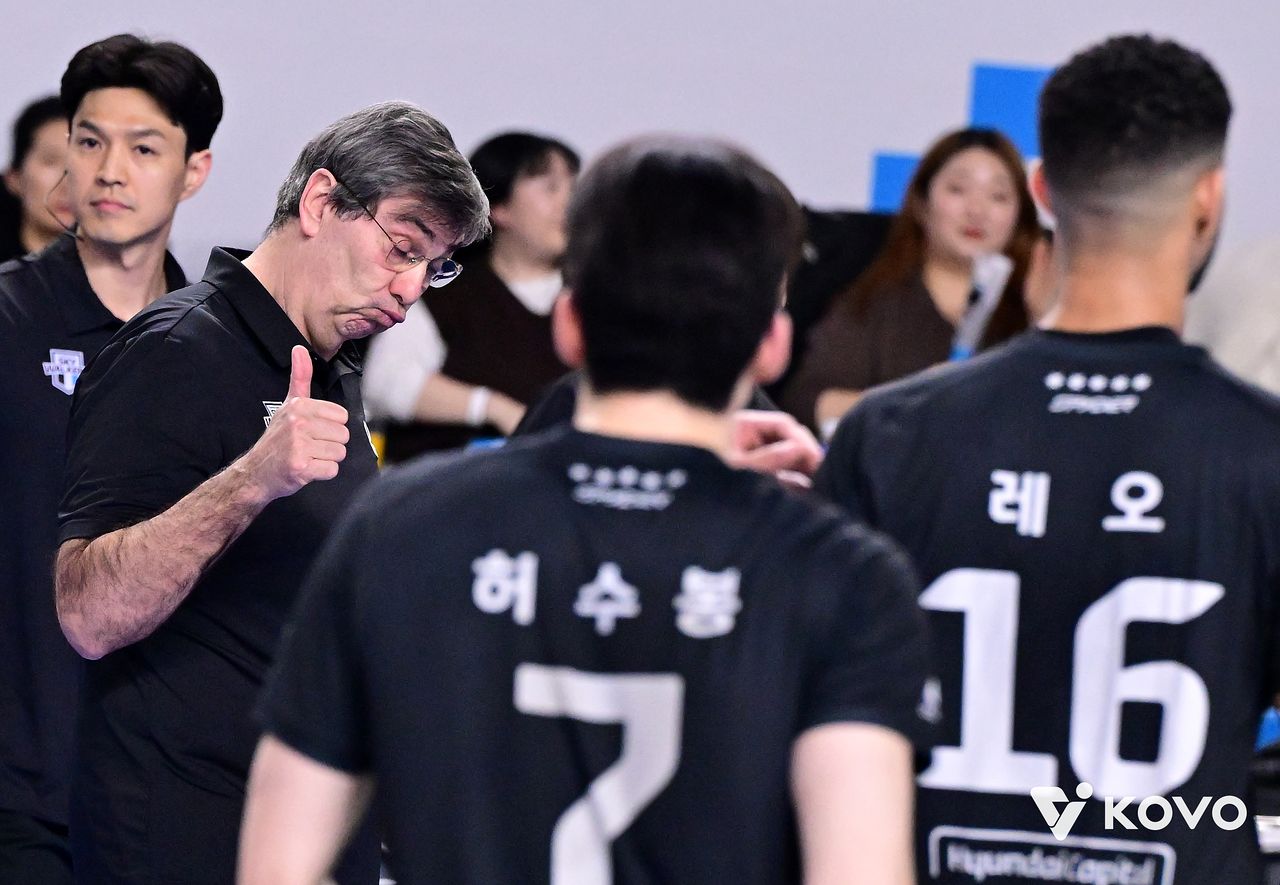 27일 천안 유관순체육관에서 열린 우리카드와의 PO 1차전에서 작전을 지시하는 현대캐피탈 블랑 감독. 사진 한국배구연맹