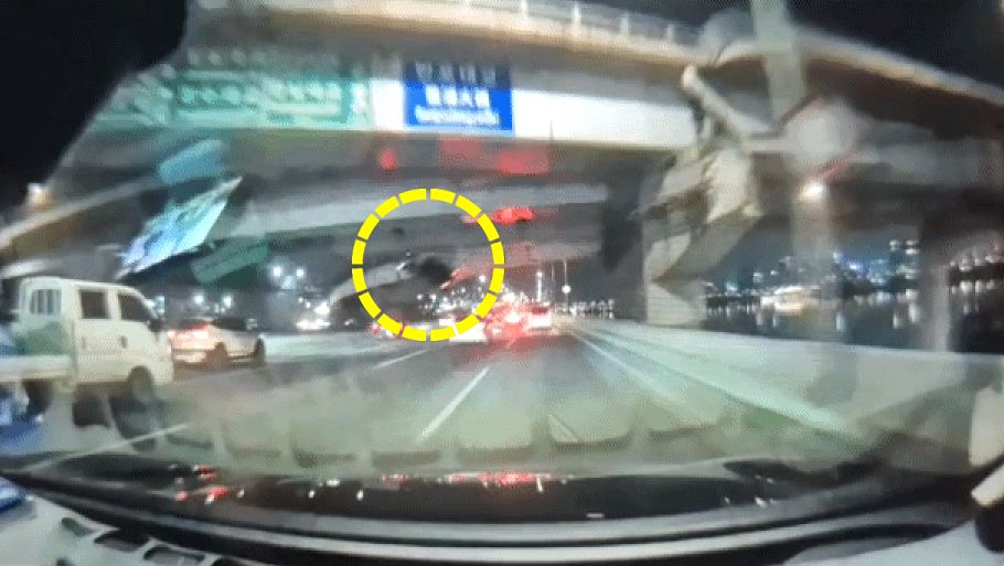 지난달 25일 오후 8시 44분쯤 서울 반포대교를 달리던 포르쉐 차량이 다리 밑 한강 둔치로 추락했다. 사진 독자, 연합뉴스