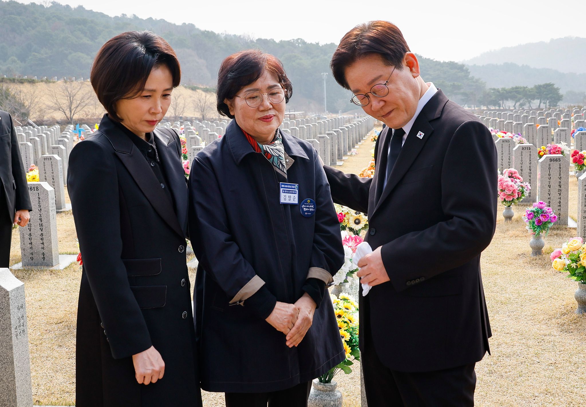 이재명 대통령과 김혜경 여사가 27일 오전 대전 유성구 국립대전현충원에서 열린 제11회 서해수호의 날 기념식에 앞서 고 한주호 준위 묘소를 참배한 뒤 유가족을 위로하고 있다.