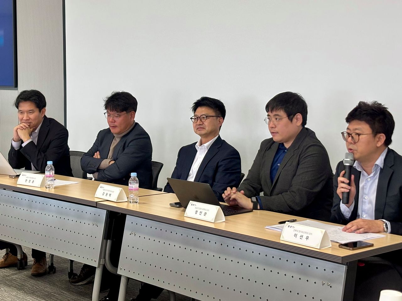 27일 서울대 국가미래전략원에서 '한국 사회의 양극화와 국민통합'을 주제로 세미나를 개최했다. 이선우 전북대 정치외교학과 교수가 발언하고 있다. 류효림 기자