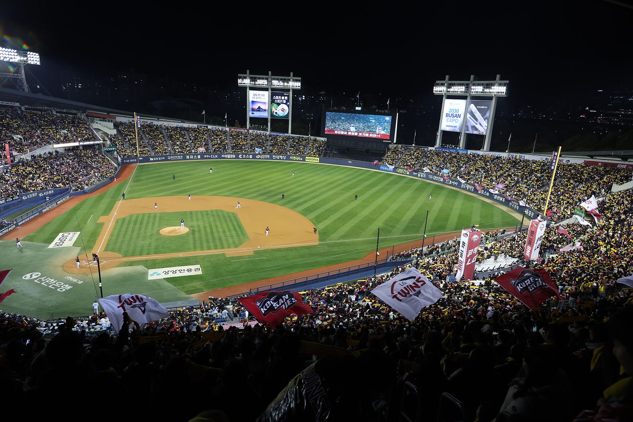 LG트윈스 야구단이 홈경기하는 날 야구팬이 잠실야구장을 가득 메웠다. [사진 서울시]