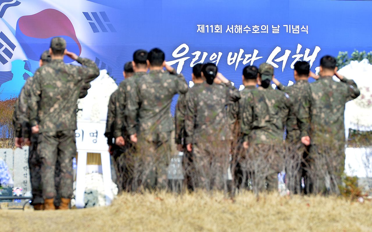 제11회 서해수호의 날(매년 3월 넷째 금요일)을 하루 앞둔 26일 국립대전현충원 천안함46용사묘역을 찾은 장병들이 전사자들을 참배하고 있다. 김성태 객원기자