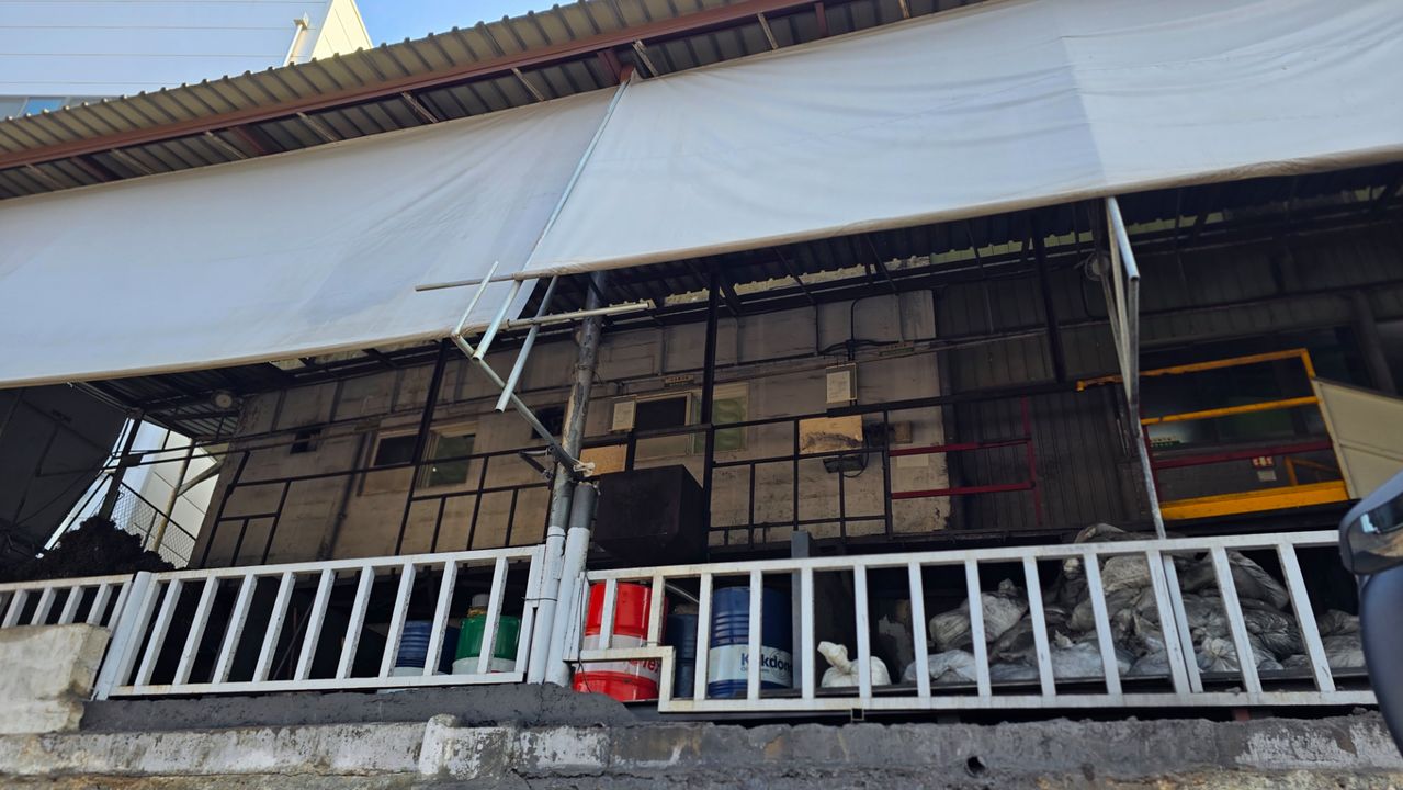 지난 25일 대전시 대덕구 대화동 안전공업 2공장(대화공장) 뒤편에 검은 기름때가 잔뜩 묻은 포댓자루와 폐유를 보관하는 철제 드럼통이 위태롭게 쌓여 있다. 신진호 기자