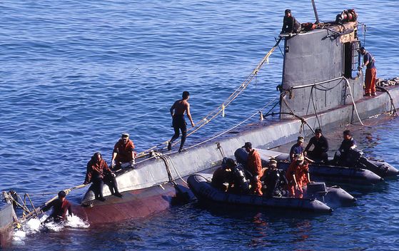 1996년 9월 18일 강릉 안인진리 앞바다에 나타난 북한 잠수함 우리 군이 수색을 하고 있다. 중앙포토