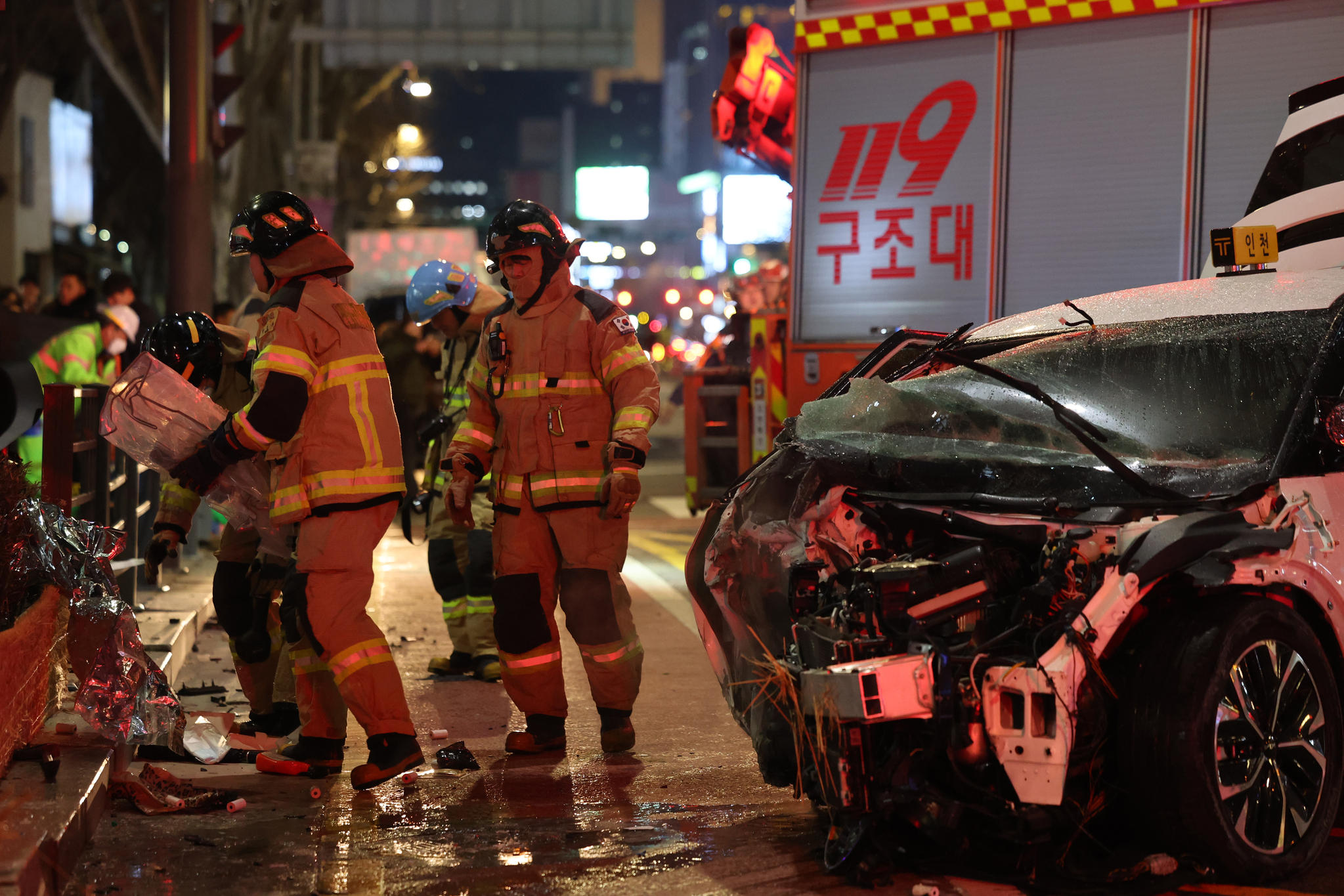 지난 1월 서울 종각역 앞 도로에서 승용차와 택시가 추돌한 사고 현장. 연합뉴스