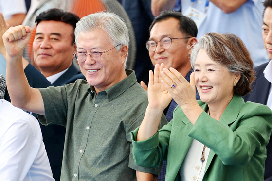문재인 전 대통령과 김정숙 여사가 지난해 5·18민주광장에서 열린 2025 세계양궁선수권대회 리커브 여자 개인전을 관람하면서 환호하는 모습. 연합뉴스