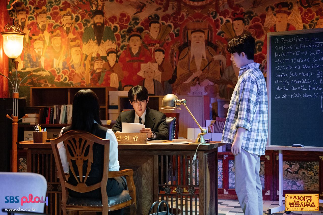 SBS 드라마 ‘신이랑 법률사무소’는 귀신을 보게 된 변호사(유연석)가 망자의 억울한 사건을 해결하는 이야기다. [사진 SBS]