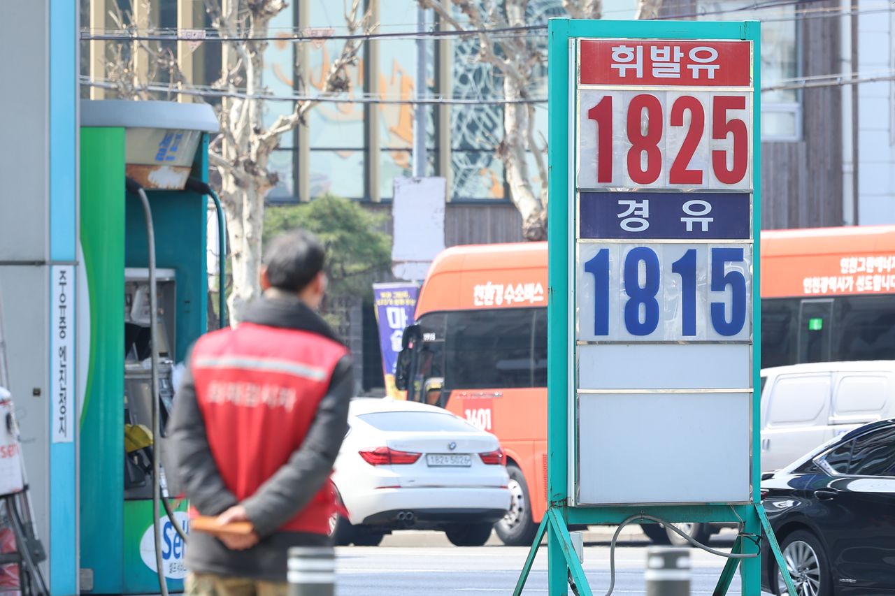 미국·이란 전쟁 여파로 국내 유가가 급등하고 있는 가운데 검찰이 정유사들의 담합 정황을 포착하고 강제수사에 나섰다. 지난 23일 서울중앙지검 공정거래조사부는 이날 오전 SK에너지, GS칼텍스, 에쓰오일, HD현대오일뱅크 등 4개 정유사와 사단법인 한국석유협회를 압수수색했다. 사진은 서울 시내 주유소 모습. 연합뉴스