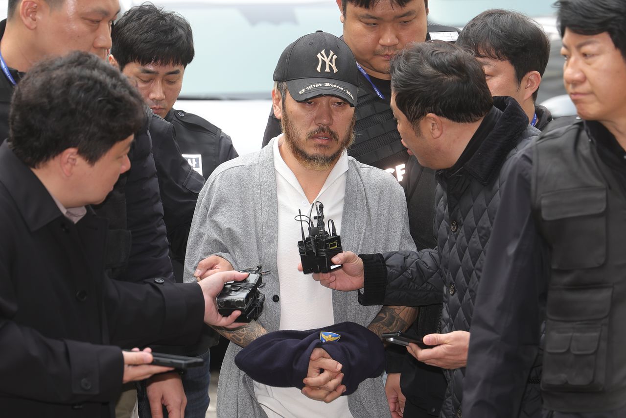 '마약왕' 박왕열이 27일 오전 경기도 의정부시 가능동 의정부지방법원에서 구속 전 피의자 심문을 위해 법정으로 이동하고 있다. 연합뉴스