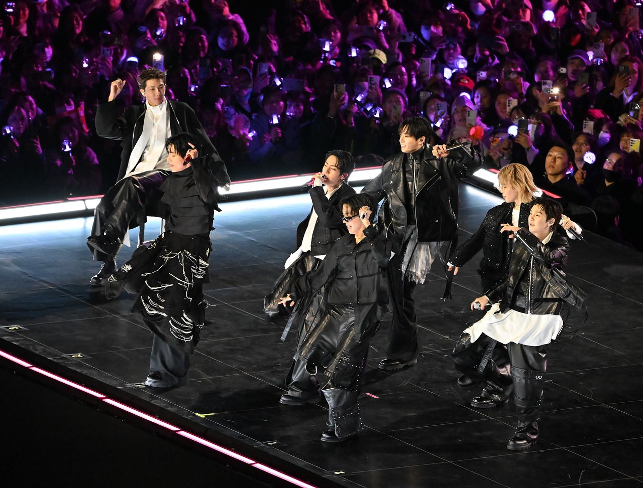 그룹 방탄소년단(BTS)이 지난 21일 서울 광화문 광장에서 무료 복귀 공연 ‘BTS 컴백 라이브: 아리랑(BTS THE COMEBACK LIVE: ARIRANG)’을 펼쳤다. 사진공동취재단