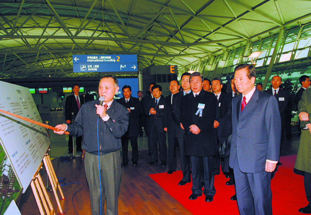 고 김대중 전 대통령이 2001년 3월 29일 인천국제공항 개항 기념식에서 관계자의 보고를 받고 있다. 사진 인천국제공항공사