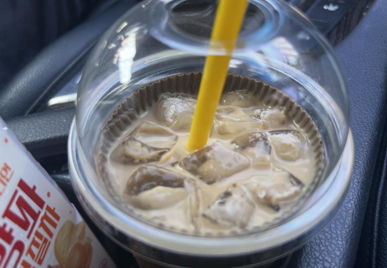 컵홀더가 안에 들어가 있는 모습. 온라인 커뮤니티 캡쳐