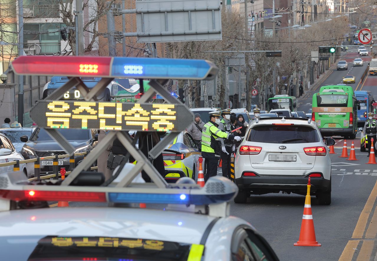 서울의 한 스쿨존 일대에서 경찰이 등굣길 음주운전 단속을 하고 있다.연합뉴스