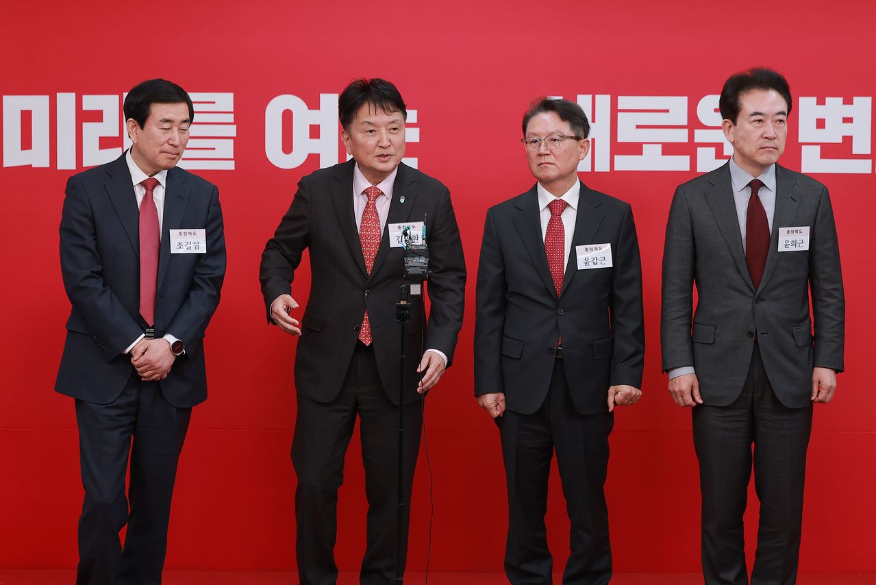11일 서울 영등포구 여의도 국민의힘 중앙당사에서 열린 광역단체장 후보 면접을 마치고 취재진 질문에 답하는 당시 충북지사 경선 예비후보들..왼쪽부터 조길형 전 충주시장, 김영환 충북지사, 윤갑근 변호사, 윤희근 전 경찰청장. 연합뉴스