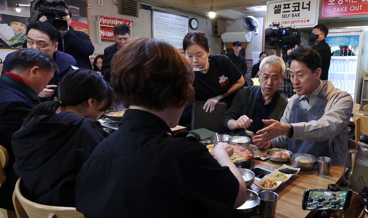 오세훈(오른쪽) 서울시장이 27일 소상공인 음식점 민생 현장 방문의 일환으로 서울 동대문구의 한 부대찌개 전문점을 찾아 사장 부부, 신용보증재단 관계자 등과 대화를 하고 있다. 뉴시스