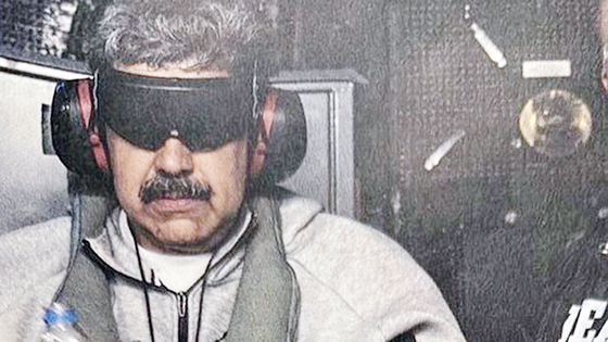 도널드 트럼프 미국 대통령이 지난 1월 3일(현지시간) 미군이 기습적인 군사 작전으로 체포한 니콜라스 마두로 전 베네수엘라 대통령의 사진을 트루스소셜에 공개했다. 트럼프 대통령은 미군 강습상륙함 이오지마에 탑승한 마두로 대통령 모습이라고 설명했다. 사진 SNS