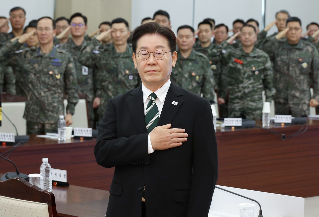 이재명 대통령이 27일 서울 국방부에서 열린 전군주요지휘관회의에서 국기에 경례하고 있다. 연합뉴스