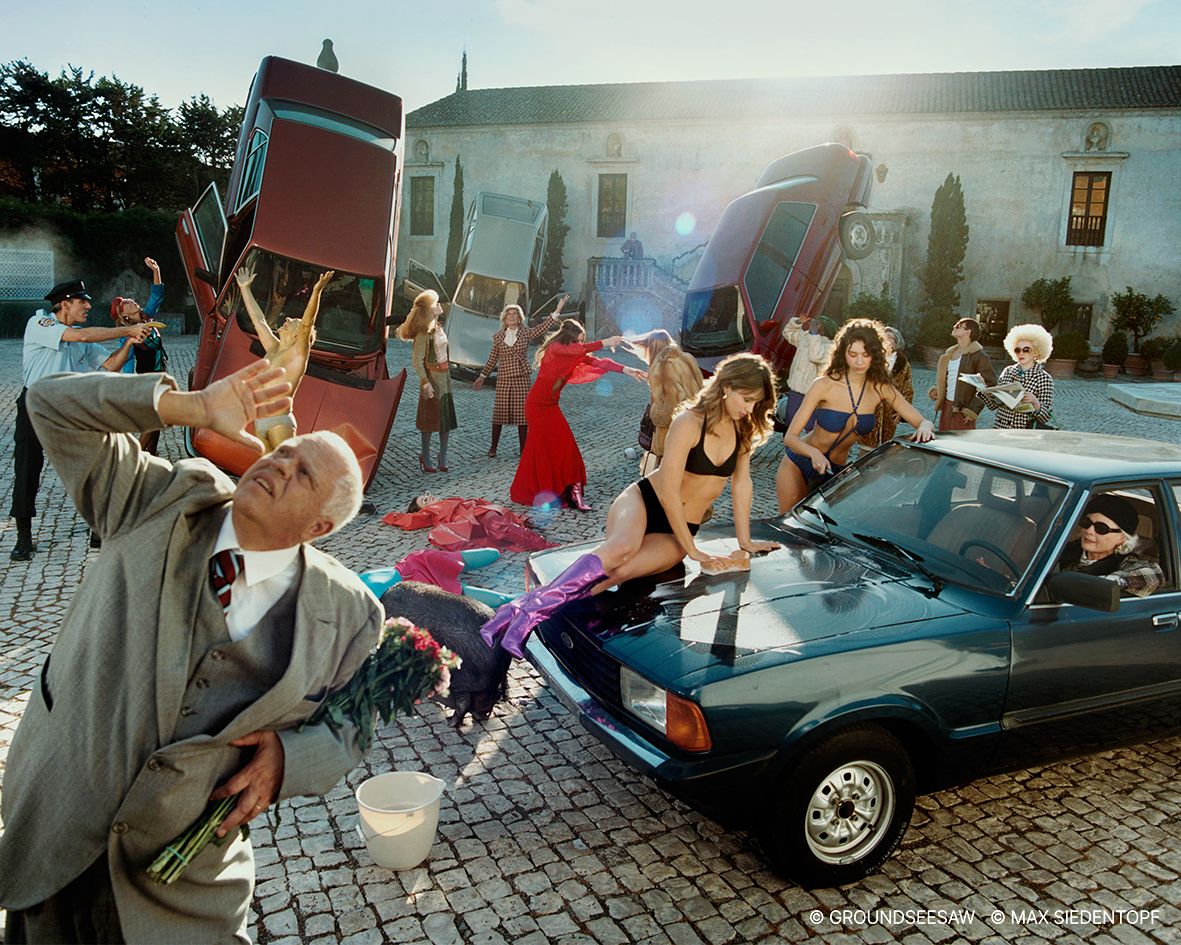 완벽함을 추구하는 현대인의 불안을 유머러스하게 표현한 'Only Human' 시리즈. 영화적 연출과 일상을 교차시키며 웃음과 공감을 자아낸다. 사진 맥스 시덴토프 