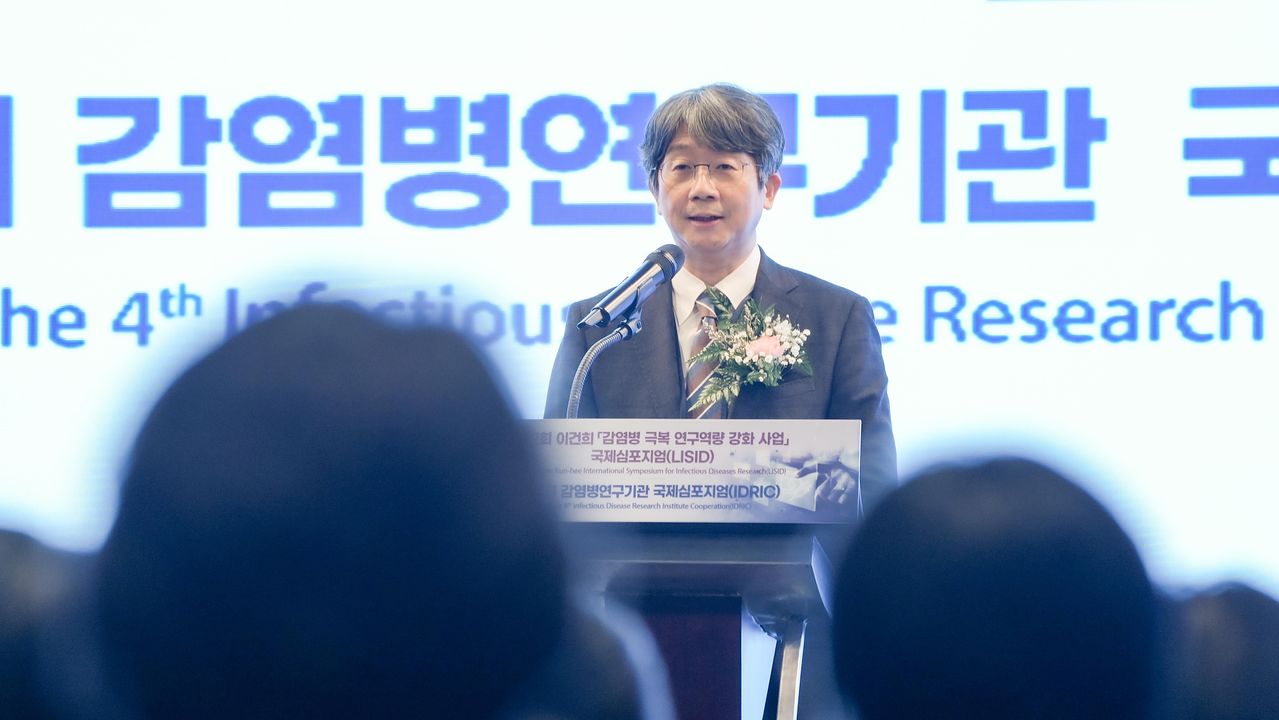 임승관 질병관리청장이 26일 제2회 이건희 감염병 극복 연구역량 강화산업 국제심포지엄에서 인사말을 하고 있다. [연합뉴스]