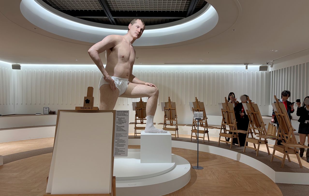 속옷 차림을 한 작가의 대형 조각이 좌대 위에 있고, 관람객은 이를 각자 드로잉으로 그려내는 참여형 작품 'Cli″Max″'. 이소진 기자 